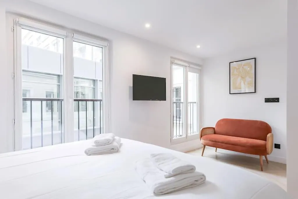Urban Retreat Brand-New Duplex 2-Bedroom Paris Apartment