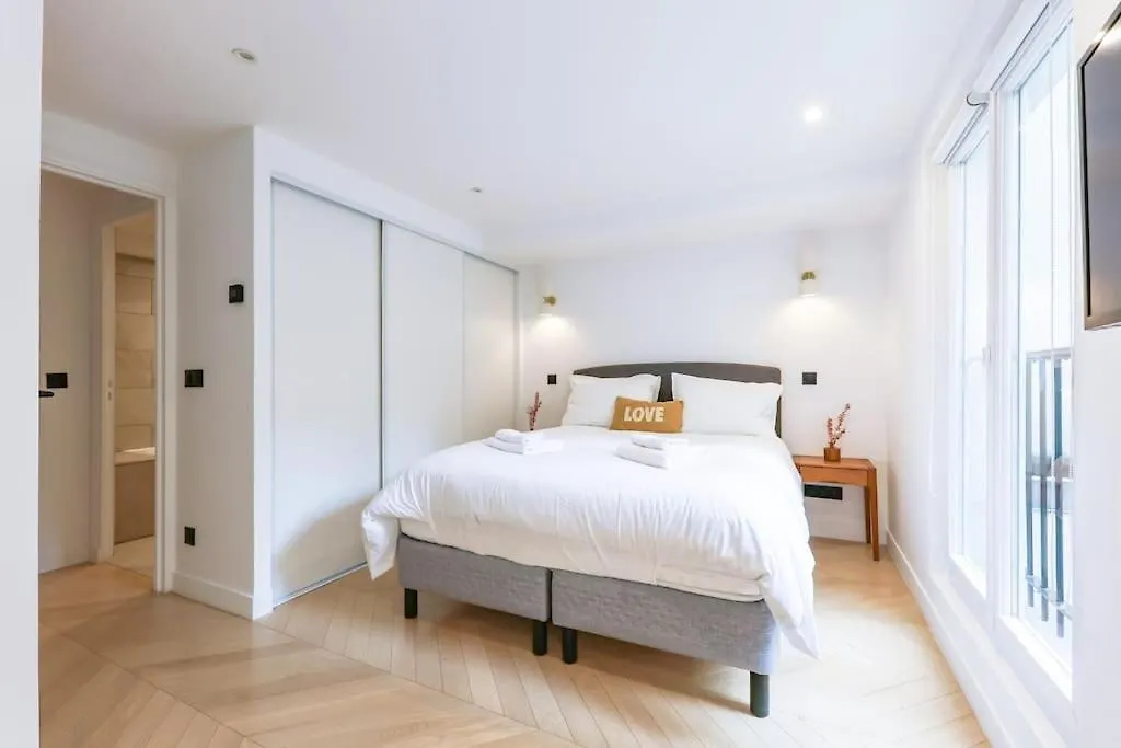 Urban Retreat Brand-New Duplex 2-Bedroom Paris Apartment
