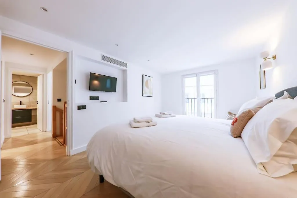Urban Retreat Brand-New Duplex 2-Bedroom Paris 0*,  France